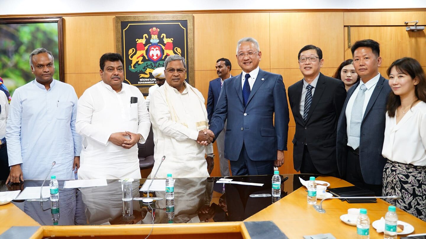 CM Siddaramaiah talks with CEO of Foxconn on Tumkur Unit Proposal