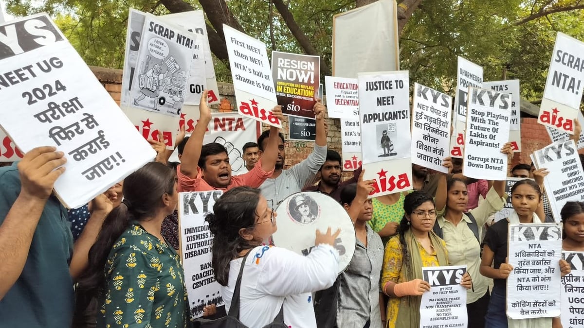 JNUSU Protests NEET-UG Irregularities, Demands Re-Test at Jantar Mantar